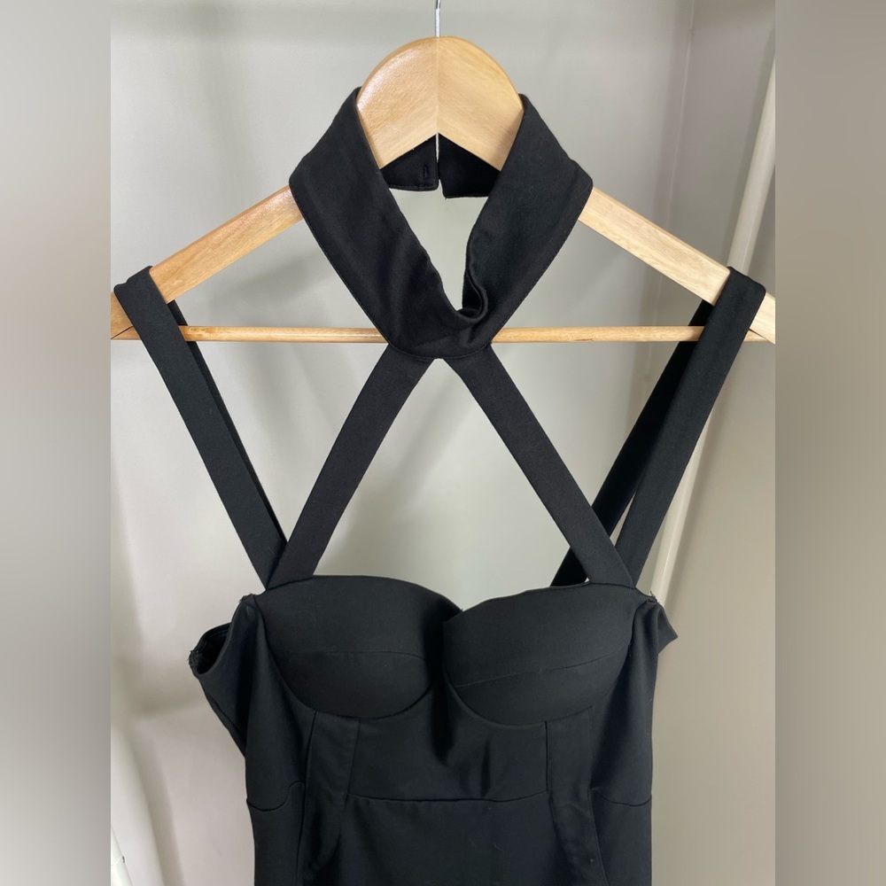 Super Flattering Structured Stretchy Halter Criss… - image 5